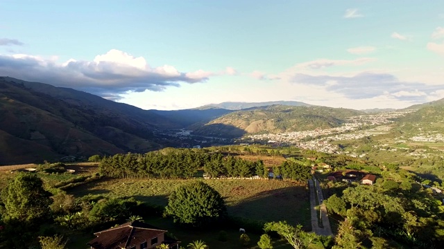 鸟瞰波科诺市日落在特鲁希略安第斯山视频素材