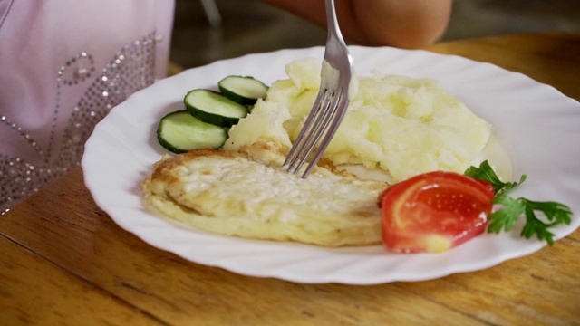 这孩子吃土豆泥和切碎的新鲜蔬菜视频素材