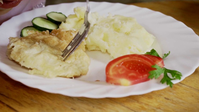 孩子吃土豆泥与切碎和新鲜蔬菜特写视频素材