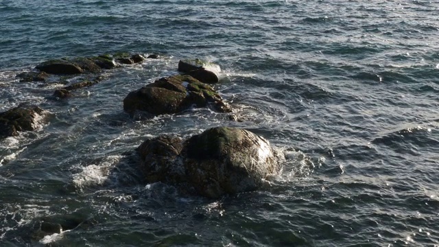 海浪拍打着岩石，拍打着海岸线视频下载