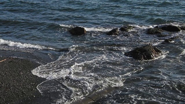 海浪拍打着岩石，拍打着海岸线视频下载