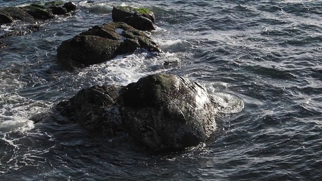 海浪拍打着岩石，拍打着海岸线视频素材