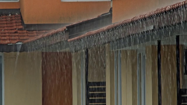 屋顶上的大雨视频素材