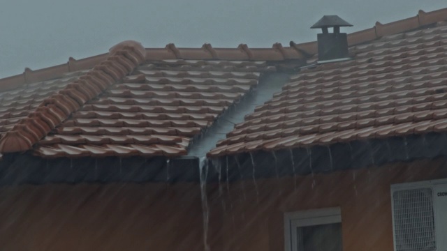 屋顶上的大雨视频素材