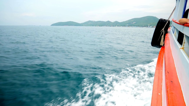 暑假芭堤雅海滩旅游轮渡旅游旅客渡海前往泰国Koh Lan内景船眺望大海俯瞰海浪和美丽的天空视频素材