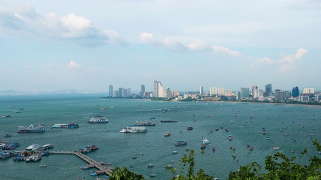 泰国CHON BURI - 2019年10月20日:时光流逝城市景观巴厘海码头芭堤雅天空蓝色明亮，云来回浮动视频素材