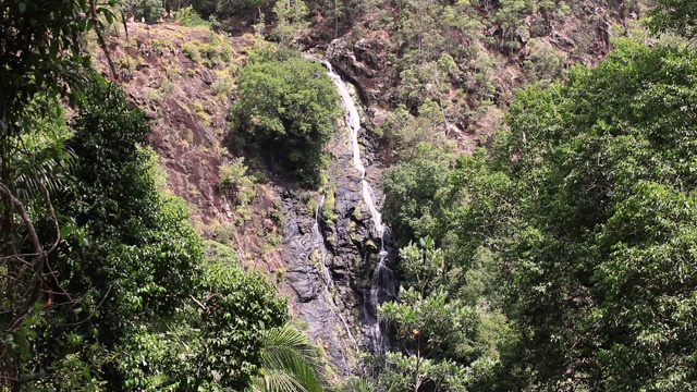 水流瀑布在山区澳大利亚阳光海岸视频素材