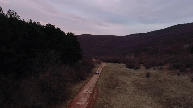 清晨在泥泞的乡间小路上开车视频素材