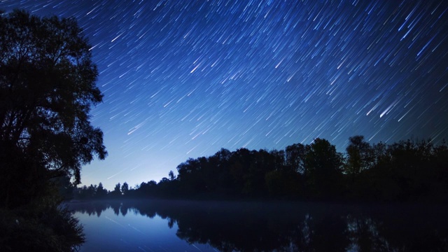 星星在河上移动视频素材