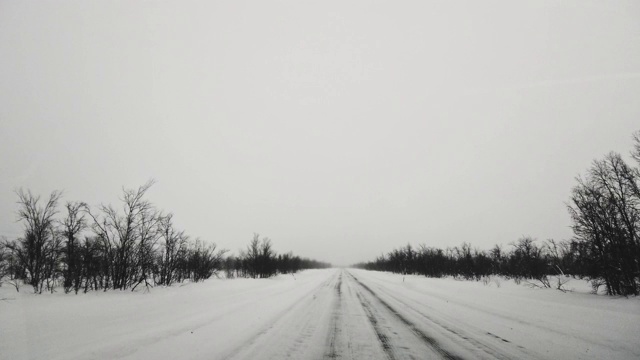 在芬兰的雪地上开车视频素材