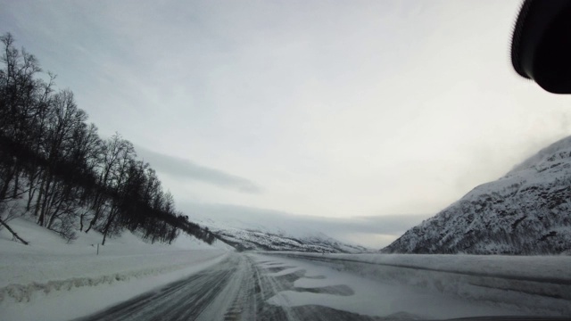 在芬兰的雪地上开车视频素材