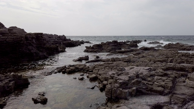 岩石湾与清澈的水和岩石之间的天然水池视频素材