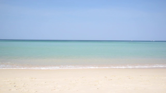 美丽的海滩和蓝色的大海的背景视频素材