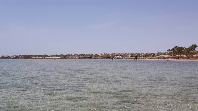 埃及的沙滩带雨伞和日光浴床。红海海岸的度假村。视频素材