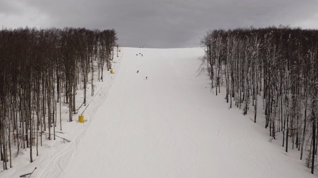 滑雪胜地的空中滑雪场与滑雪者和滑雪缆车。雪山森林库存视频视频素材