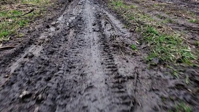 满是水坑的肮脏乡村道路视频素材