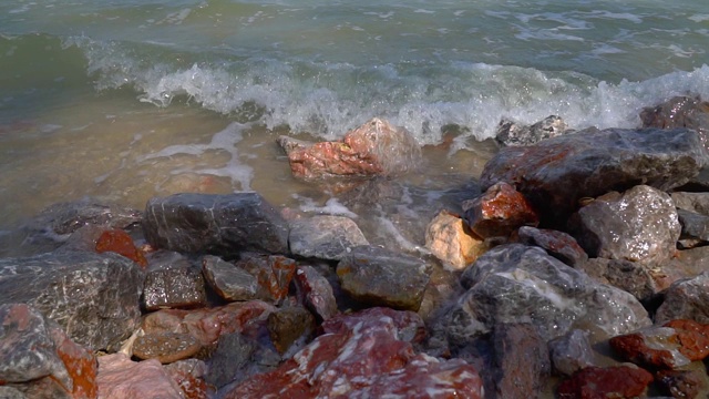 慢动作的小海浪在海景，海滩的波浪，海浪打破海滩。视频素材