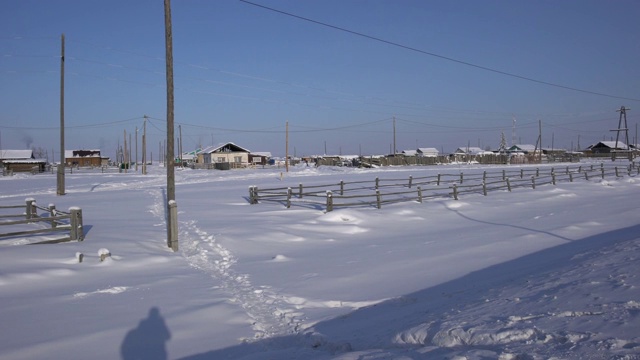 雅库特的Tyungyulyu村在科利马高速公路上被积雪覆盖，俄罗斯远东地区视频素材