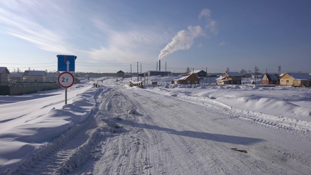 雅库特的Tyungyulyu村在科利马高速公路上被积雪覆盖，俄罗斯远东地区视频素材