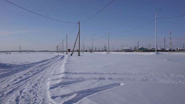 雅库特的Tyungyulyu村在科利马高速公路上被积雪覆盖，俄罗斯远东地区视频素材