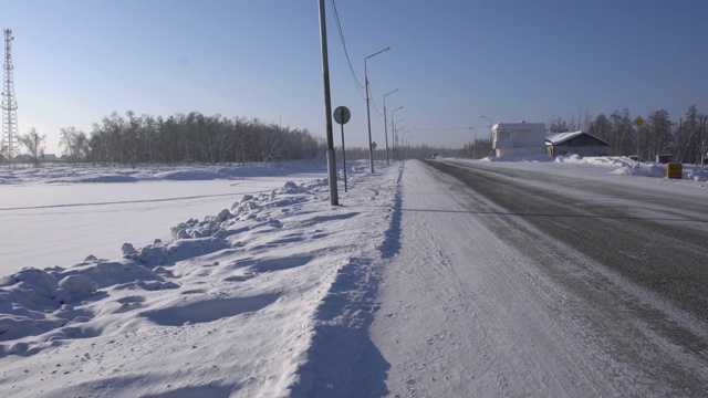 雅库特的Tyungyulyu村在科利马高速公路上被积雪覆盖，俄罗斯远东地区视频素材