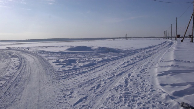 雅库特的Tyungyulyu村在科利马高速公路上被积雪覆盖，俄罗斯远东地区视频素材