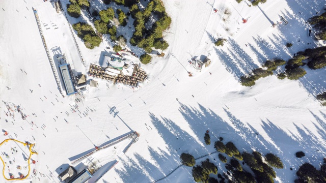 在山上滑雪无人机时间流逝视频素材