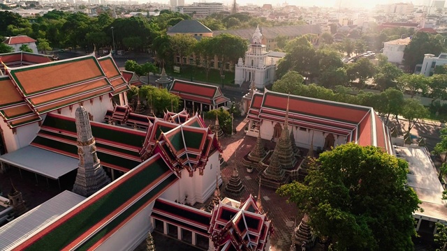 鸟瞰图移动寺庙在曼谷的城市泰国视频素材