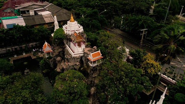 鸟瞰图移动寺庙在曼谷的城市泰国视频素材