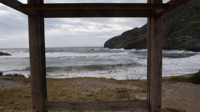 西班牙海滩在多云天气海浪。视频素材