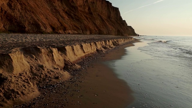 海滩，泡沫的海洋，海浪冲刷着沙子。海浪冲击着沙滩。海浪声视频素材