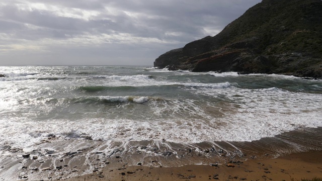 西班牙海滩在多云天气海浪。视频素材