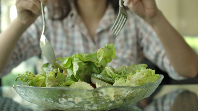 女人手拿沙拉，健康食品视频素材