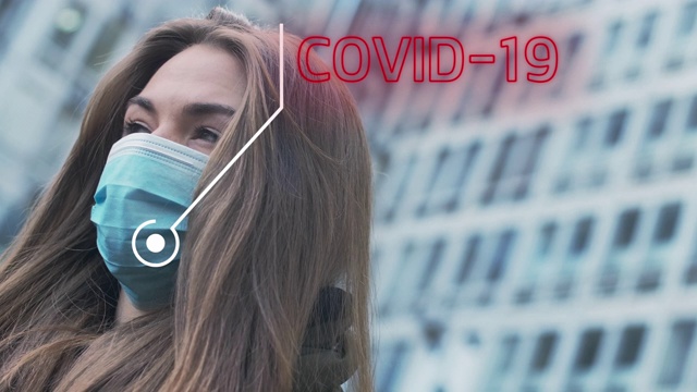 2d动画Covid-19出现在防护口罩下的年轻黑发女子站在户外。大流行概念、冠状病毒疫情、安全措施。电影4k ProRes总部。视频素材