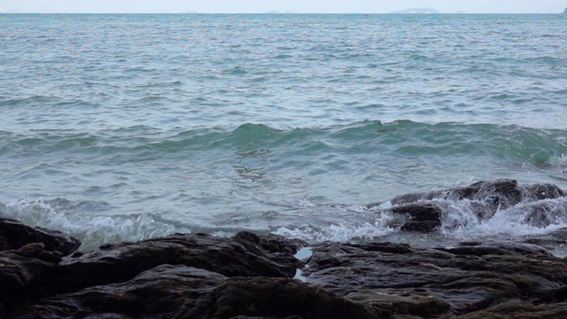 海浪拍打岩石海岸的慢镜头视频素材