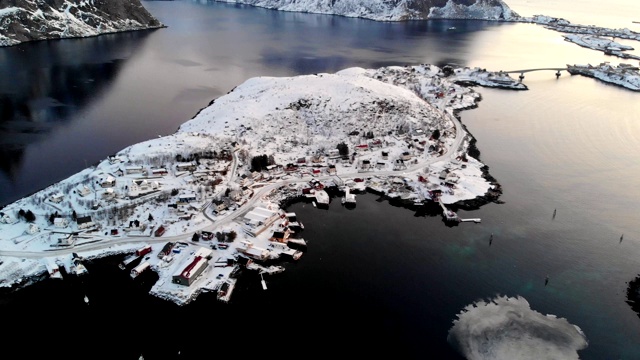 挪威罗浮敦群岛的海岸线上覆盖着积雪的斯堪的那维亚渔村视频素材