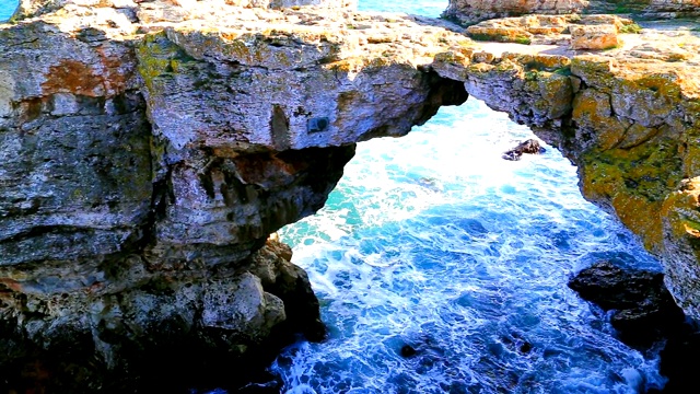 美丽的景色与海浪和岩石海岸视频素材