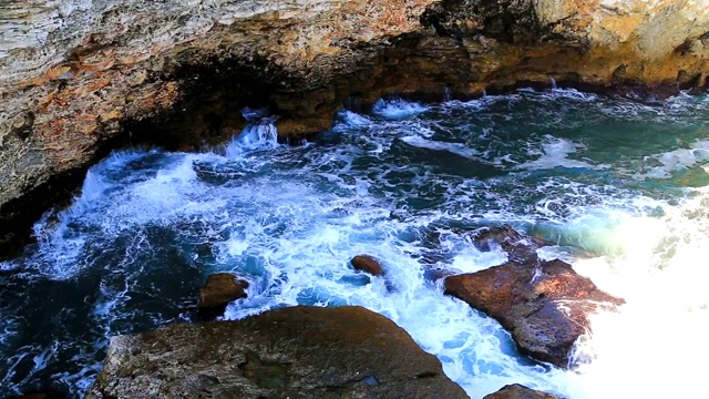 美丽的景色与海浪和岩石海岸视频素材