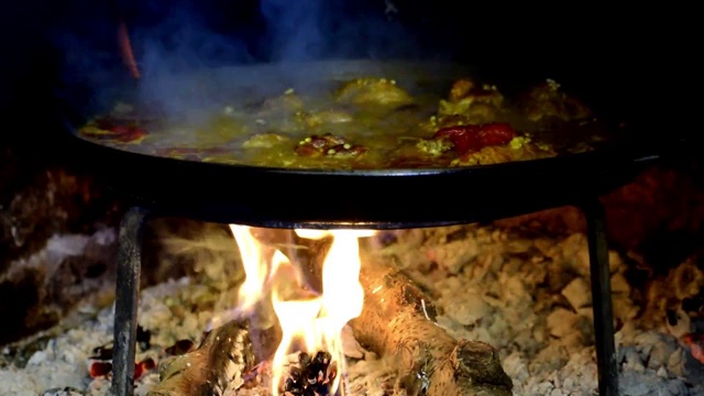 西班牙的传统做法是用柴火煮饭。视频素材