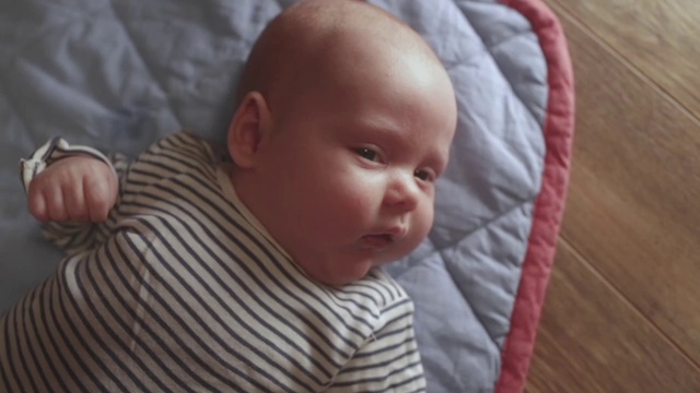 卧室地板上一个可爱的新生婴儿的肖像视频素材