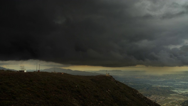 洛杉矶山区暴风雨天空的时间流逝视频素材