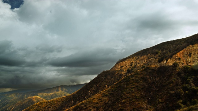 洛杉矶山区暴风雨天空的时间流逝视频素材