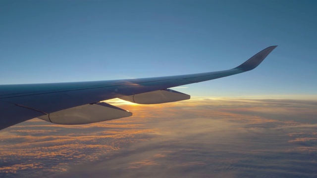 夕阳的天空从飞机的窗口升起视频素材