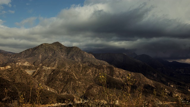 洛杉矶山区暴风雨天空的时间流逝视频素材