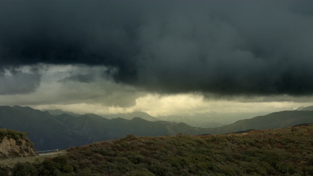 洛杉矶山区暴风雨天空的时间流逝视频素材