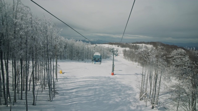 滑雪缆车乘坐股票视频视频素材