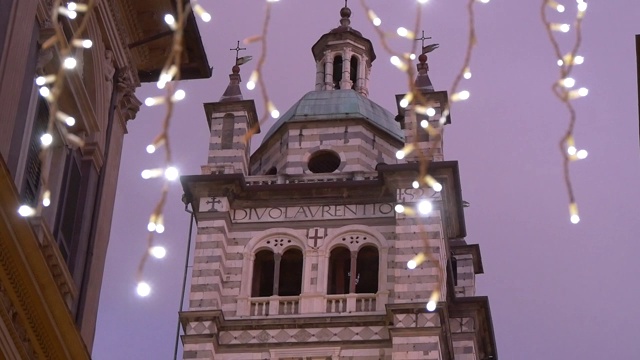 圣洛伦佐(热那亚)Cattedrale di San Lorenzo的钟楼，透过照明观察视频素材