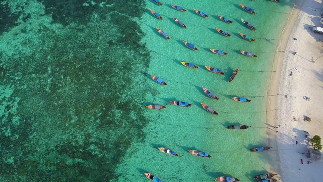 鸟瞰图，夏日五彩缤纷的海景，船和热带海滩视频素材