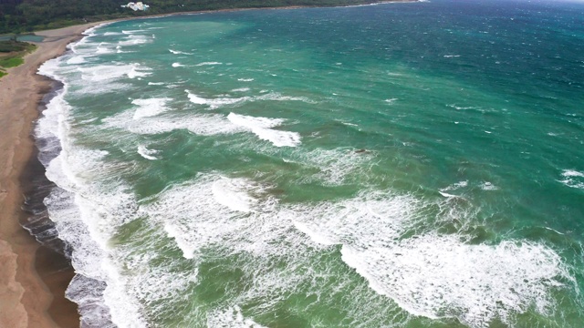 海滩和海浪鸟瞰图视频素材