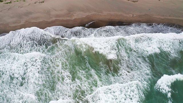 海滩和海浪鸟瞰图视频素材